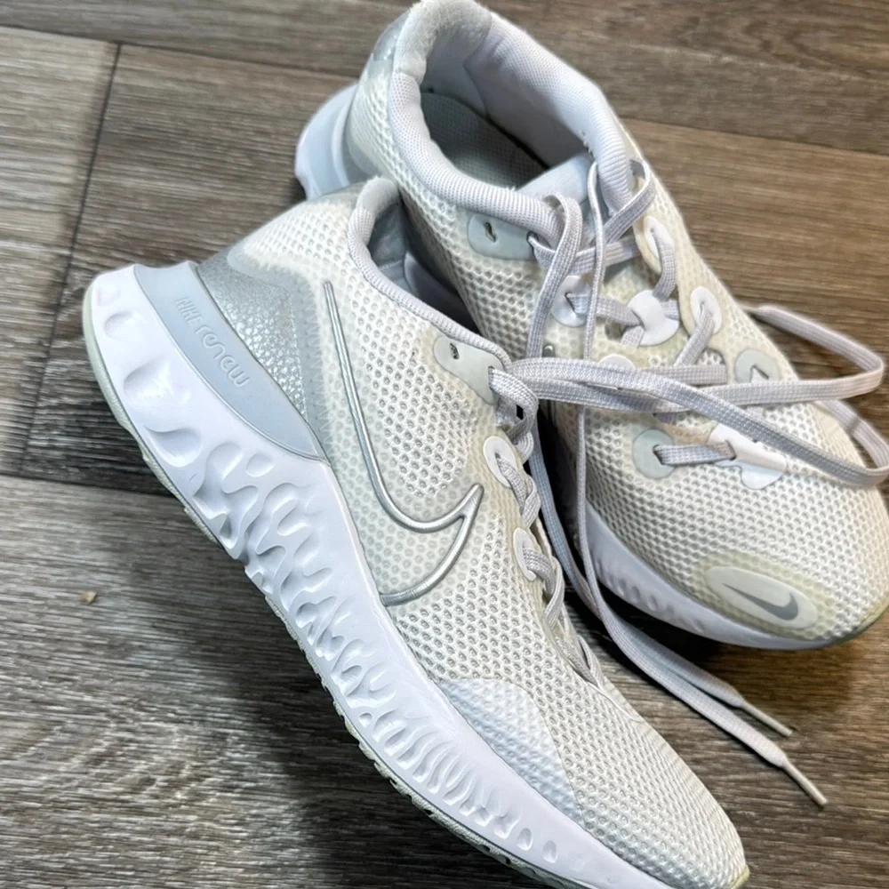 Nike renew Athletic Shoes woman’s 8 (b199)